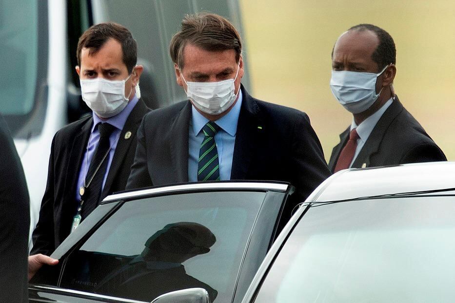 Bolsonaro sale del Palacio de la Alvorada, en Brasilia,la residencia presidencial.