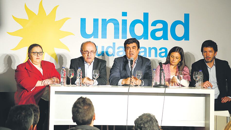 Los candidatos y apoderados de Unidad Ciudadana dieron una rueda de prensa en el Instituto Patria.