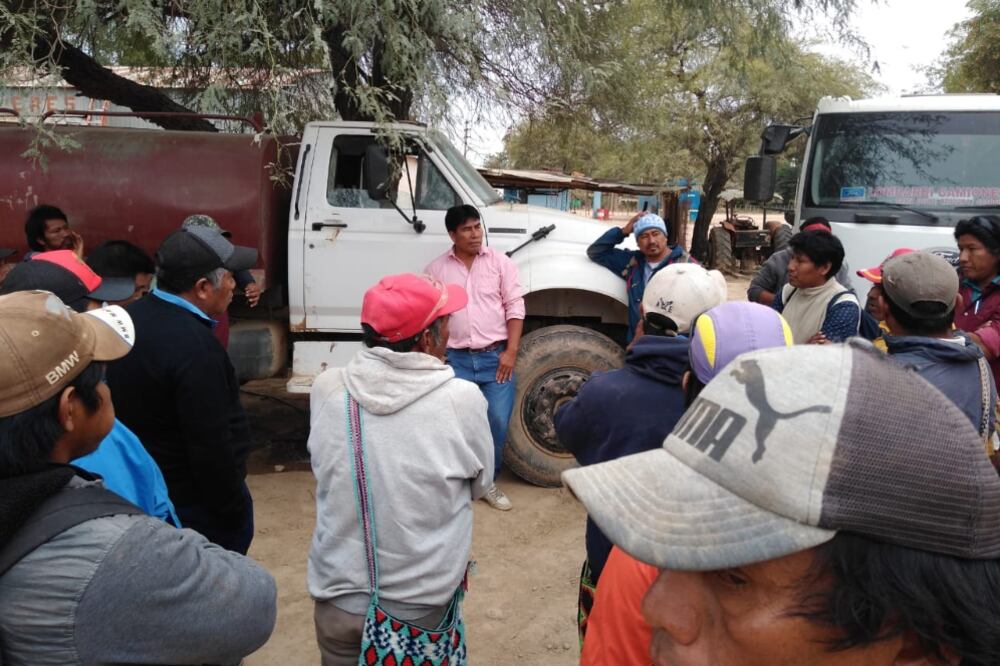 Marcos Lucas (centro) en una de las asambleas que se vienen dando en Santa Victoria Este