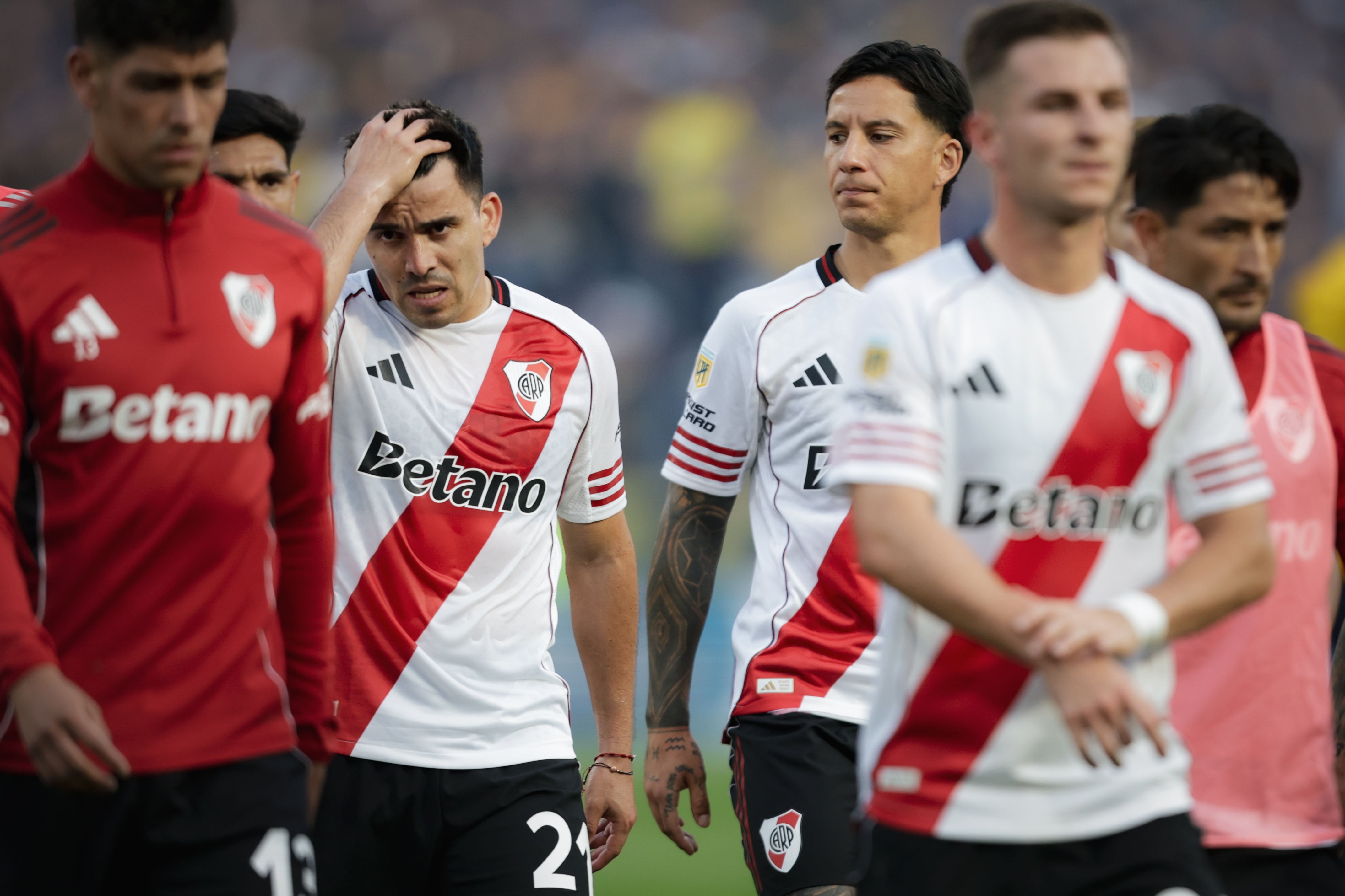 Los jugadores de River salen preocupados de la cancha de Boca