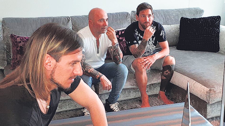 Messi y Sampaoli miran la pantalla que controla el ayudante Sebastián Beccacece.