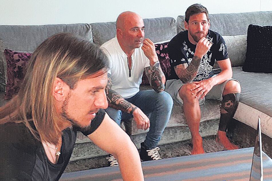 Messi y Sampaoli miran la pantalla que controla el ayudante Sebastián Beccacece.