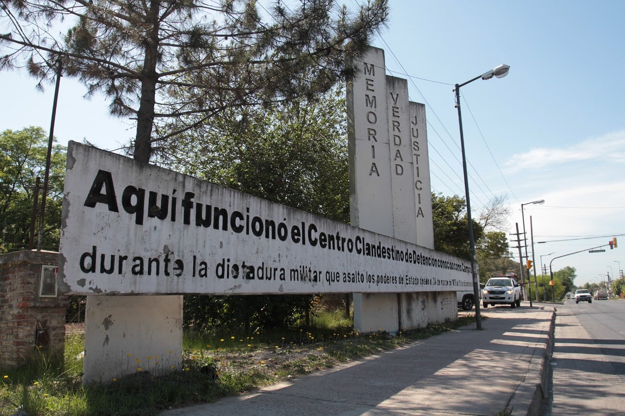 Campo de Mayo es la principal guarnición militar del país. Son más de 5000 hectáreas, con vegetación frondosa y áreas de casi imposible acceso.