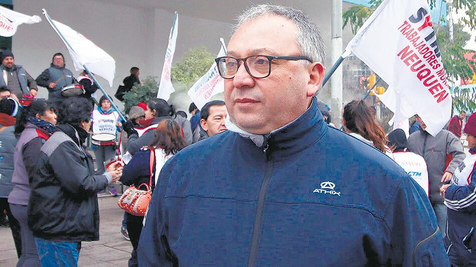 Santiago Baudino, del sindicato de municipales neuquinos, había protestado contra los despidos.
