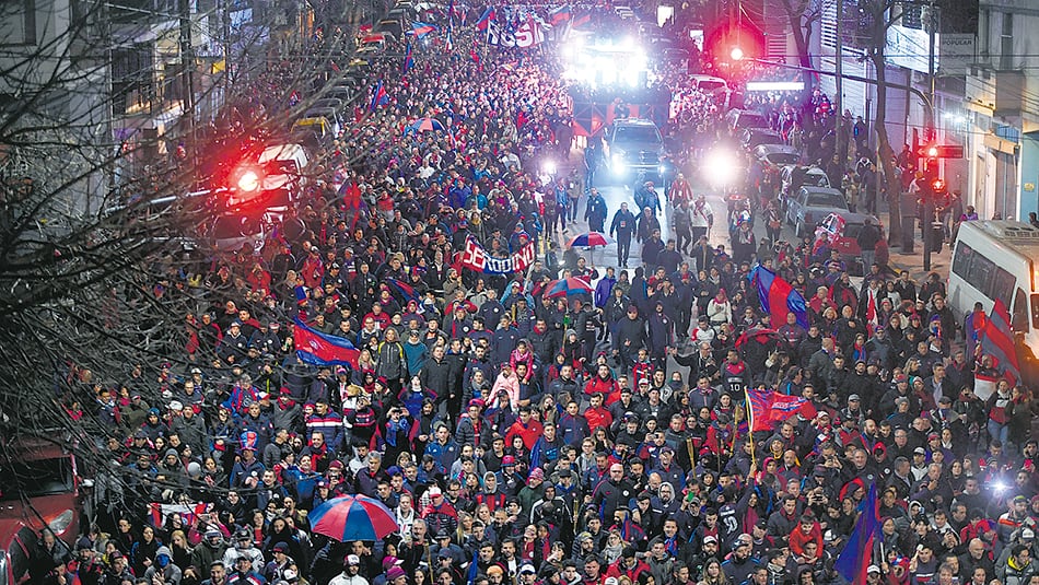 Una multitud con los colores azulgranas tomó las calles con bombos, banderas y sombrillas.