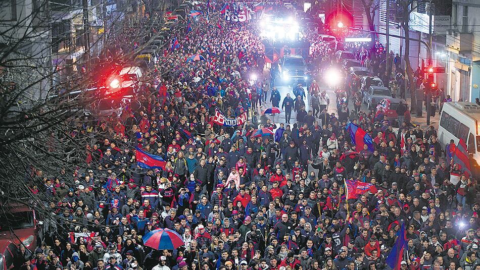 Una multitud con los colores azulgranas tomó las calles con bombos, banderas y sombrillas.