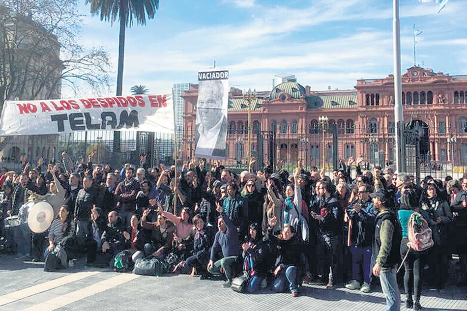 Luego de conocida la noticia, los trabajadores de la Agencia Télam protestaron en la Plaza de Mayo.