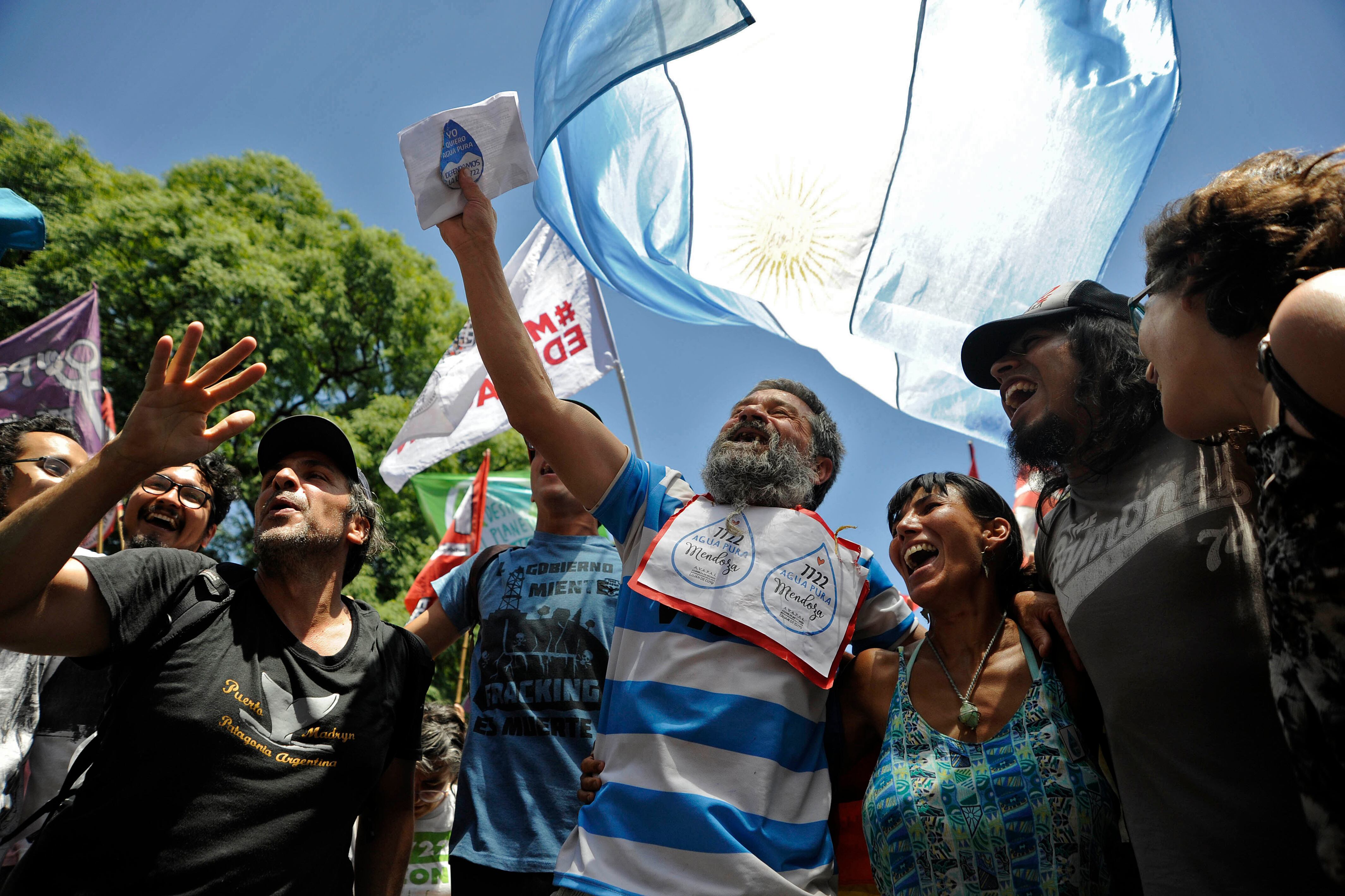Las sesiones fueron seguidas por una multitud desde Plaza Independencia.