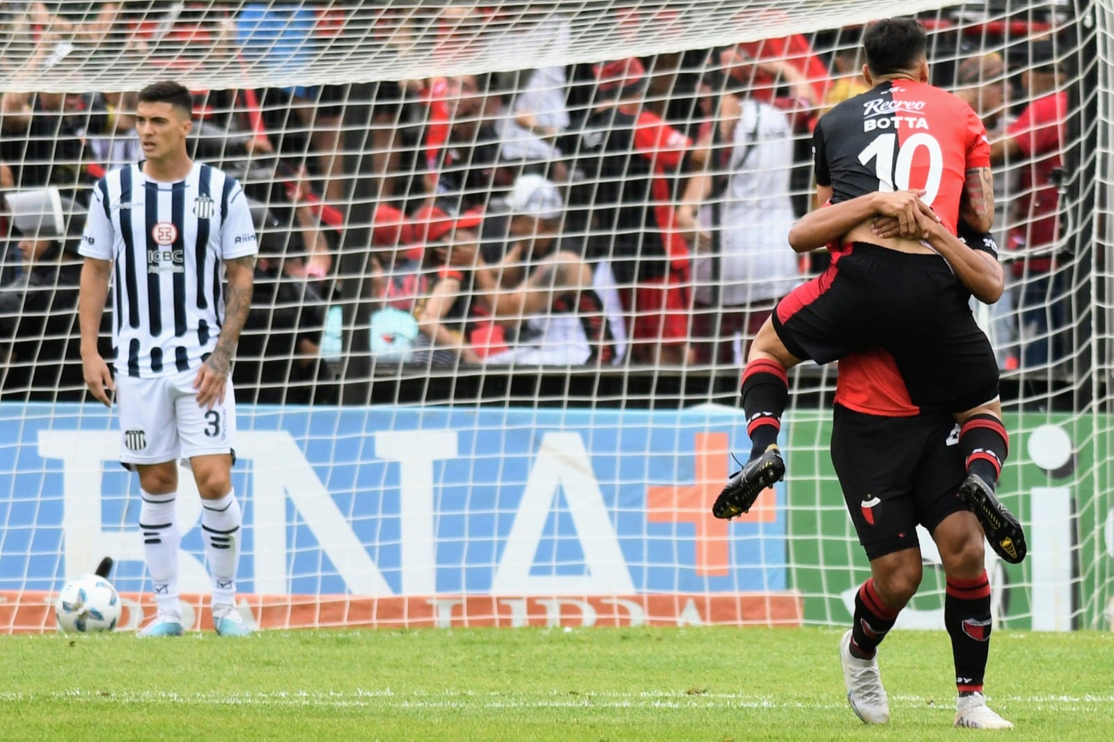 Colón logró un triunfazo y se abraza a la ilusión de mantener la categoría