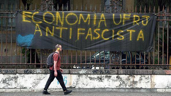 Una pintada en reacción a mensajes racistas en la entrada de la Universidad Federal de Río de Janeiro.