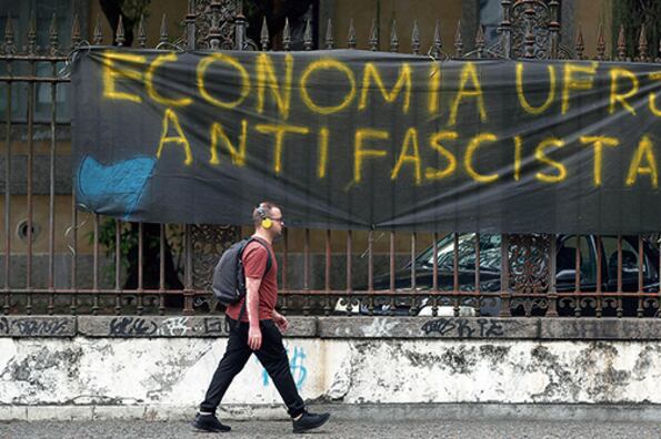 Una pintada en reacción a mensajes racistas en la entrada de la Universidad Federal de Río de Janeiro.
