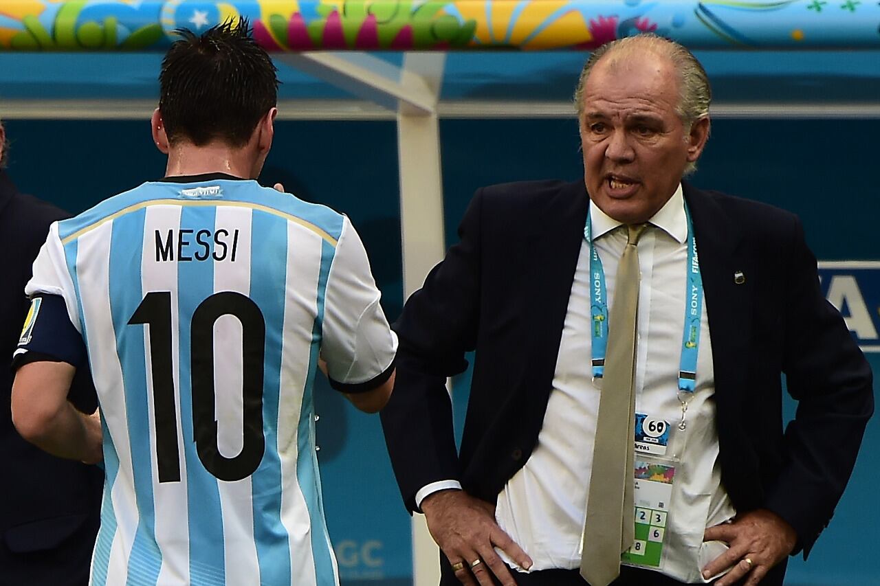 Messi y Sabella, durante un partido del Mundial 2014