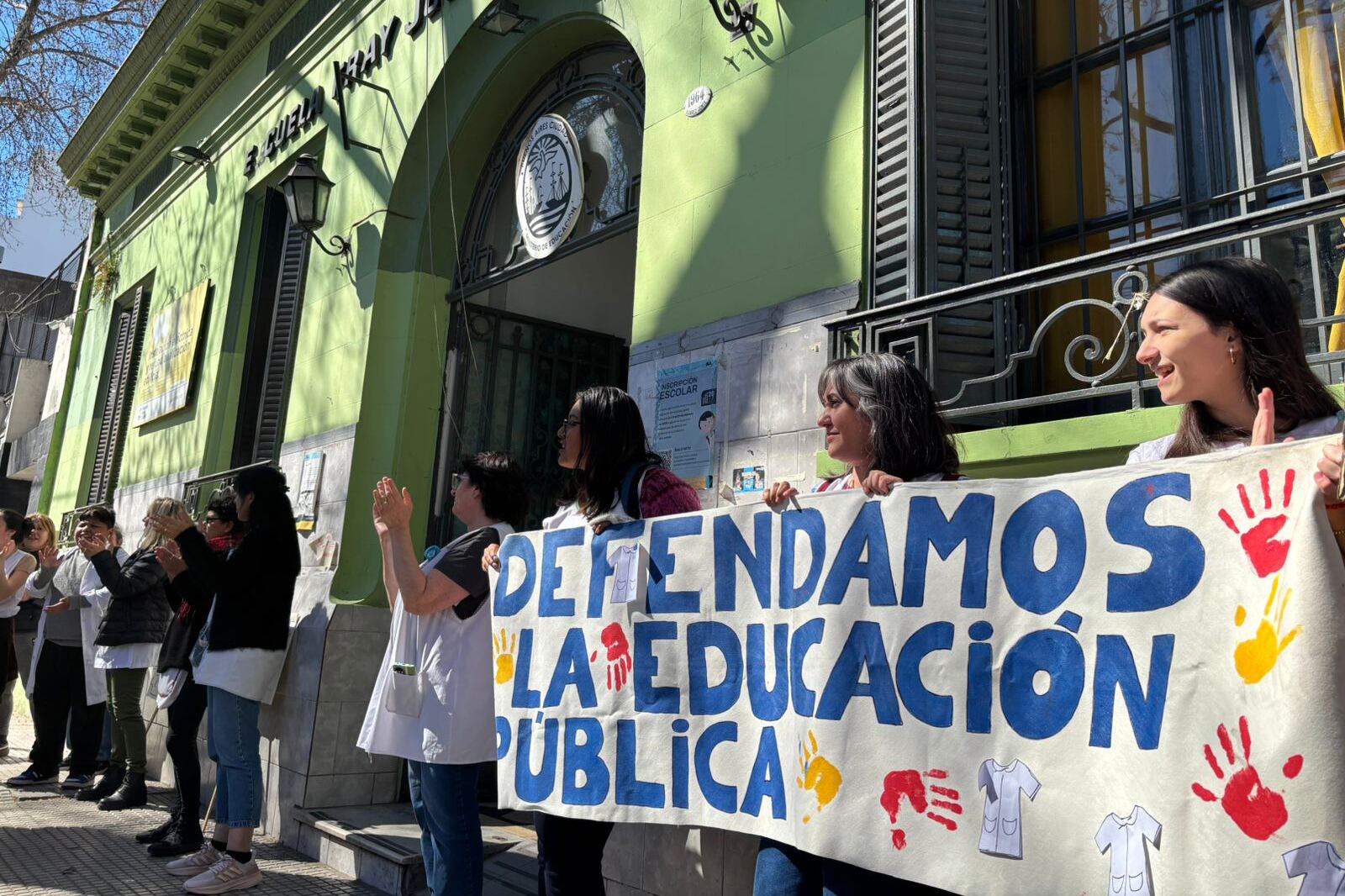 El abrazo a la escuela Fray Justo Santa María de Oro Nº16.