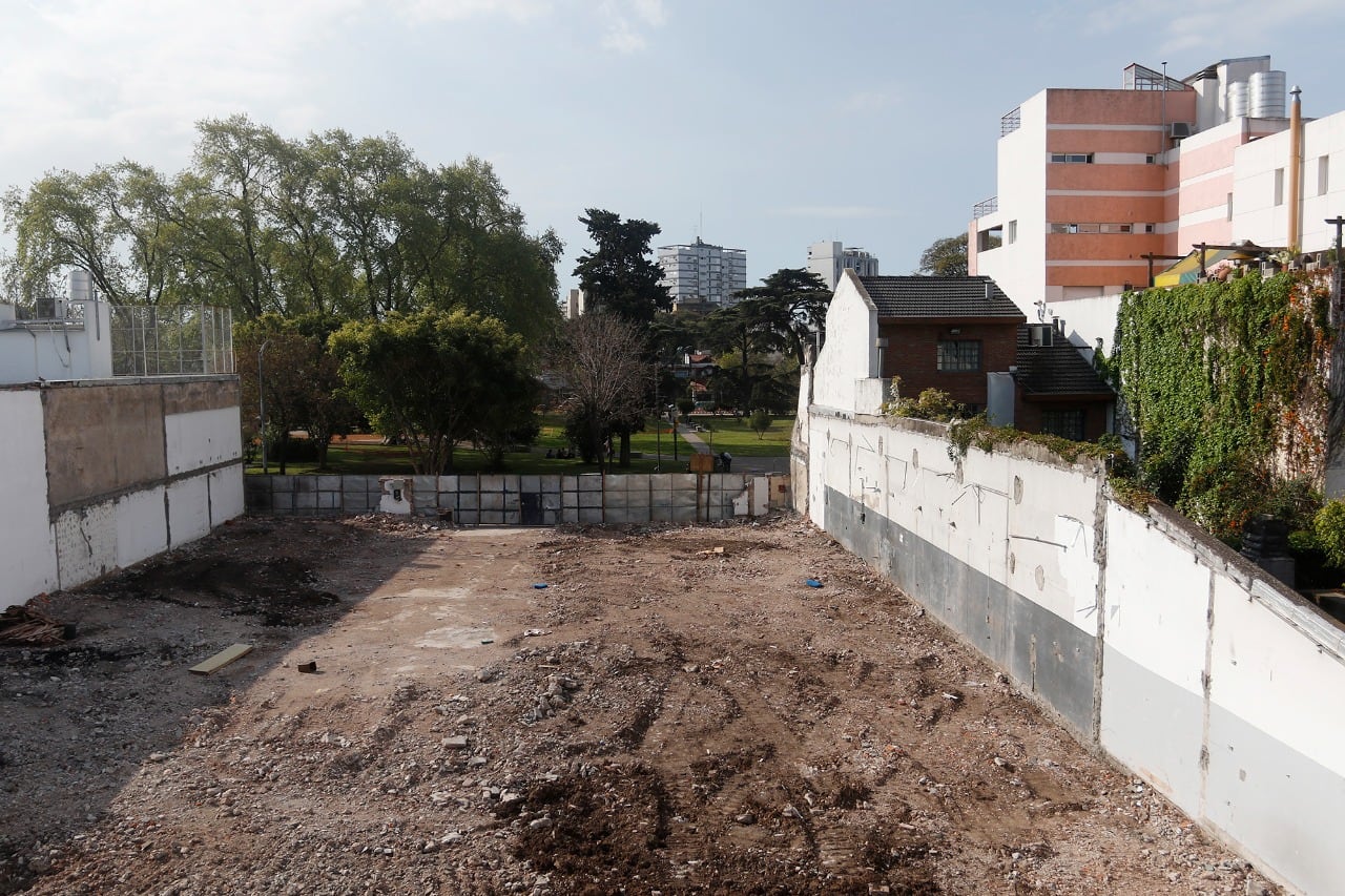 Demolición de una casa antigua en Charlone 1448, frente a la Plaza 25 de Agosto. 