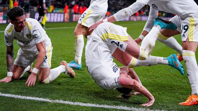 El alocado festejo de Ayling para la remontada de Leeds ante los Wolves