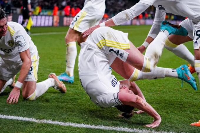 El alocado festejo de Ayling para la remontada de Leeds ante los Wolves