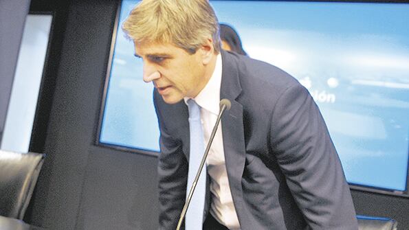 Luis Caputo, presidente del Banco Central, redujo la liquidez en pesos en el mercado para ayudar a disminuir la demanda de divisas.