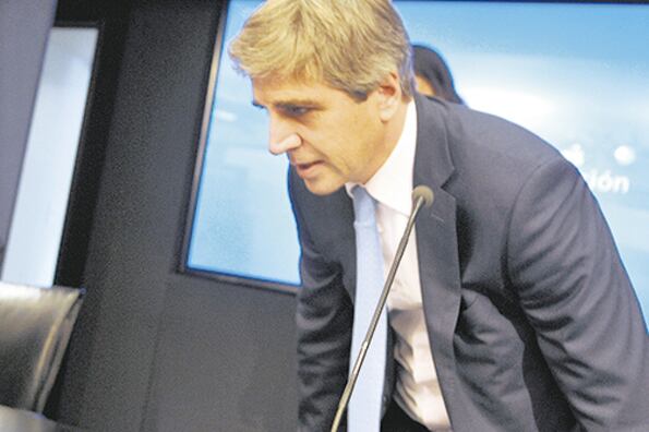 Luis Caputo, presidente del Banco Central, redujo la liquidez en pesos en el mercado para ayudar a disminuir la demanda de divisas.