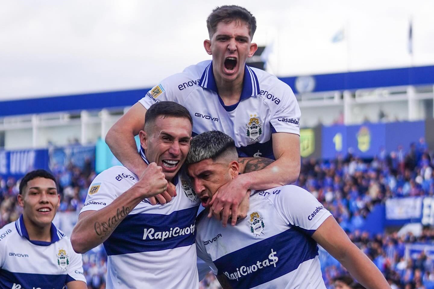 Gimnasia festeja el gol de Manuel Panaro
