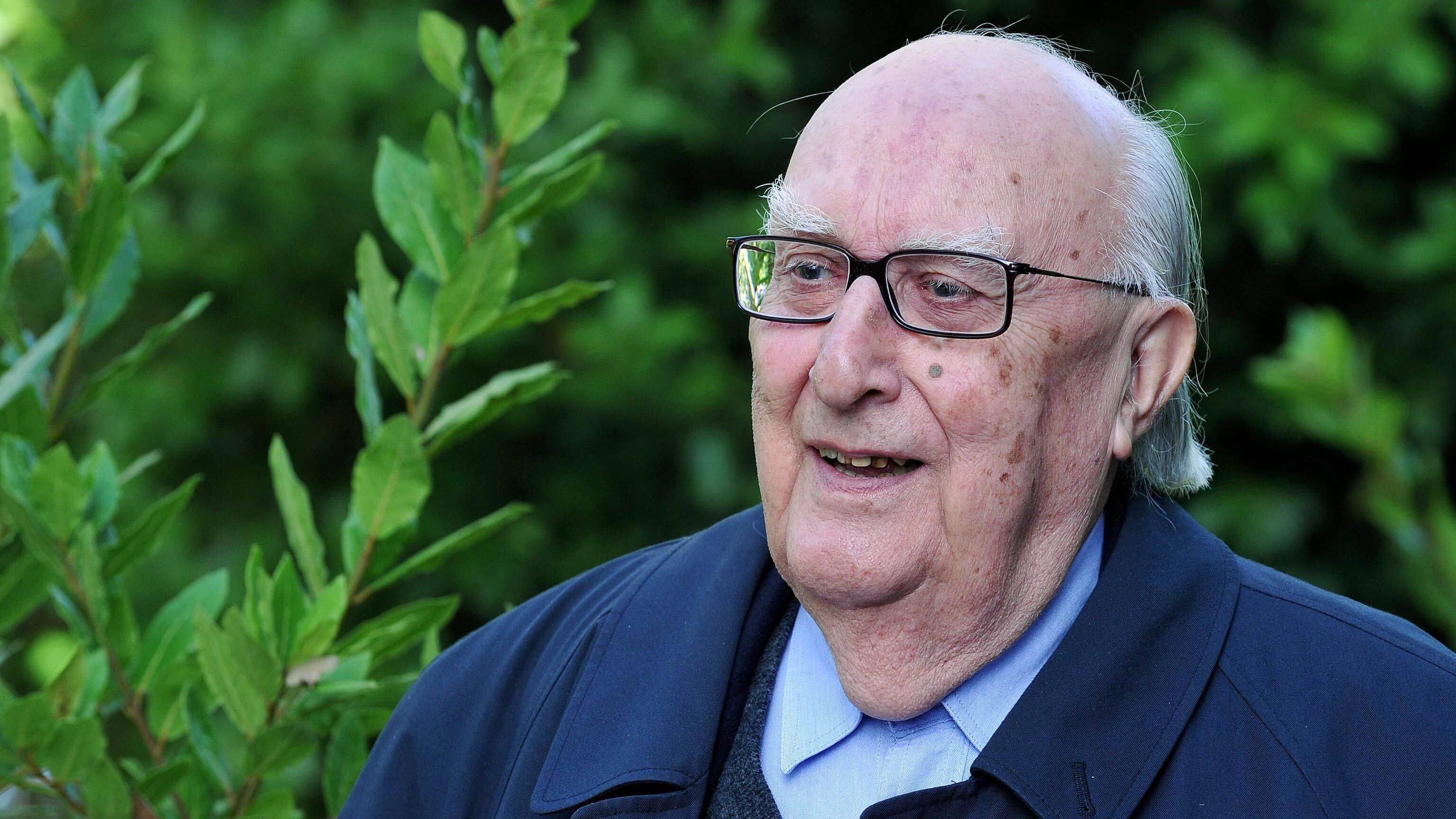 El escritor italiano Andrea Camilleri falleció en el hospital romano del Santo Spirito, a los 93 años.
