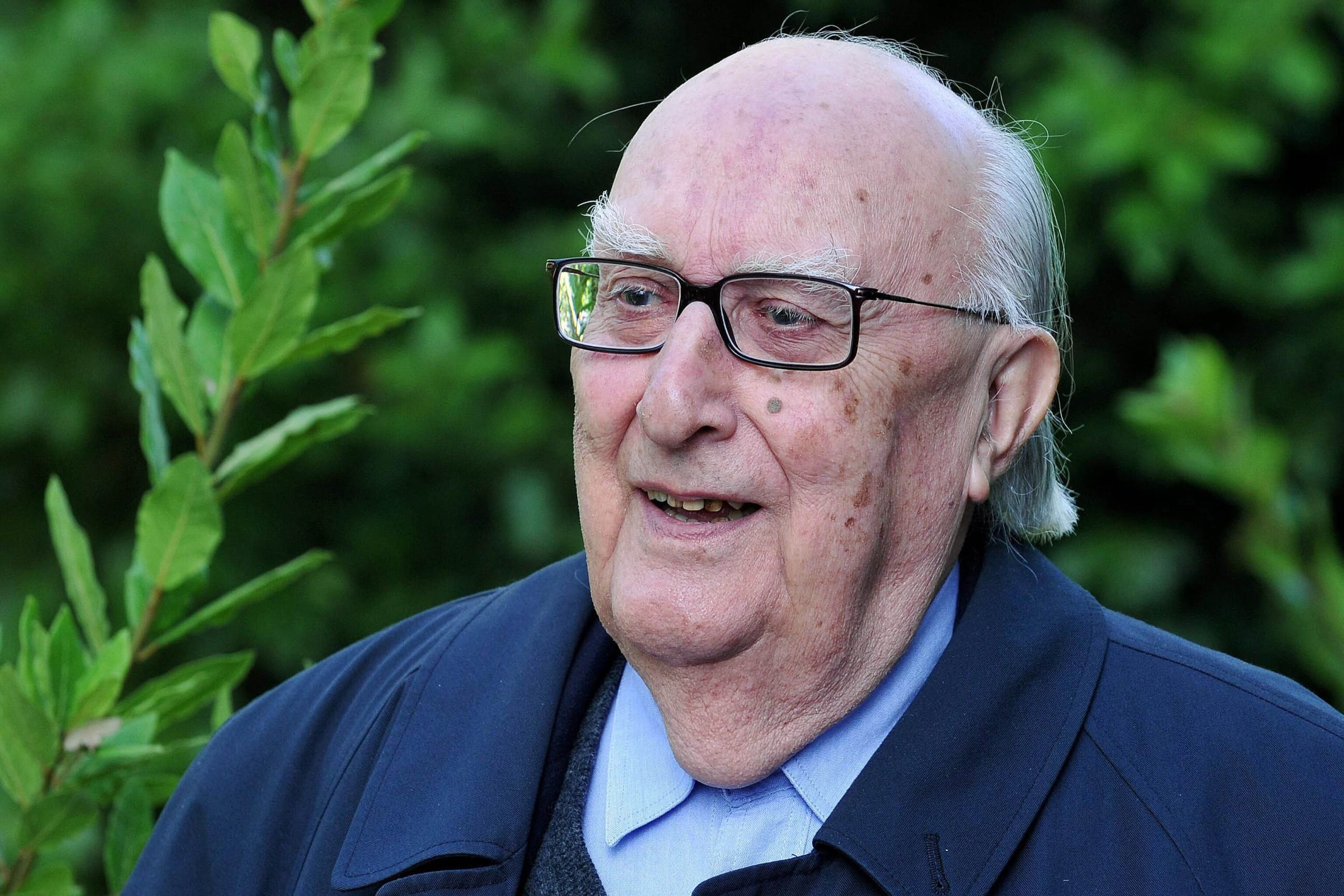 El escritor italiano Andrea Camilleri falleció en el hospital romano del Santo Spirito, a los 93 años.