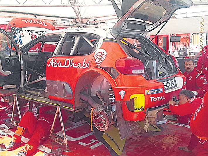 Los mecánicos de Citroën trabajan sobre el auto de Kris Meeke.