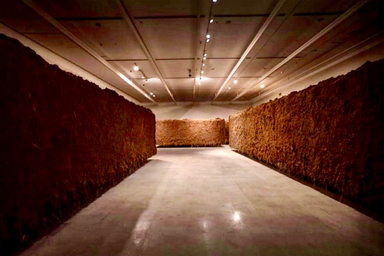 Vista parcial de la instalación El lugar del alma, que la artista colombiana Delcy Morelos realizó para el Moderno, 2022-23.