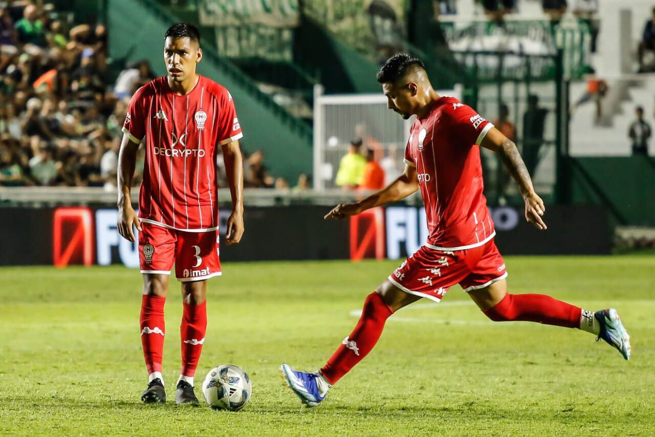 El chileno William Alarcón metió un golazo de tiro libre para Huracán vs. Banfield