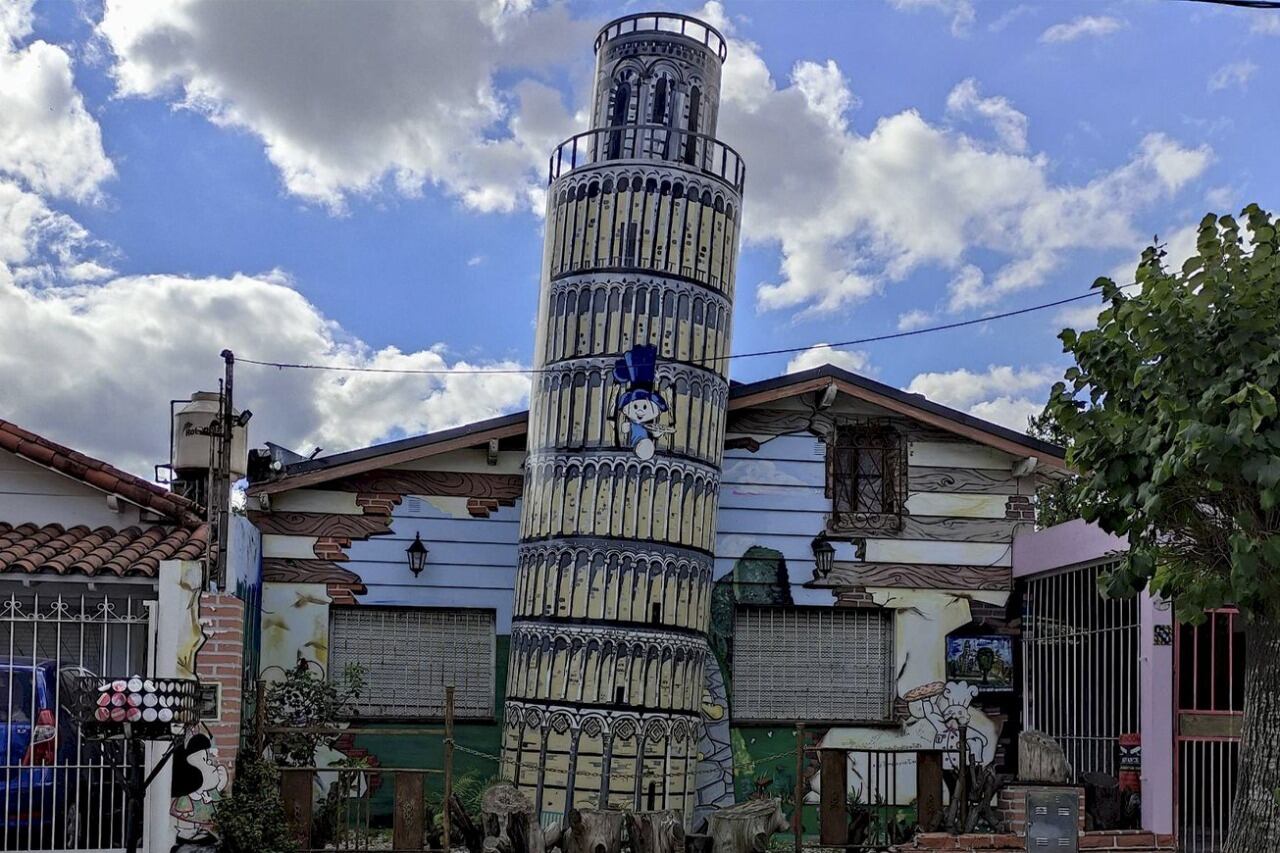 En Ituzaingó, la Torre de Pisa, obra intervenida por la artista Gaby Picollo (@gabypicolloart).