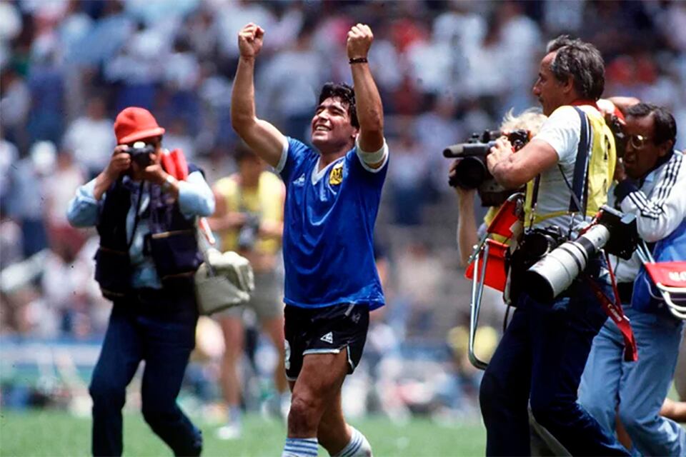 Maradona tras la victoria ante los ingleses, con la camiseta de la discordia. 