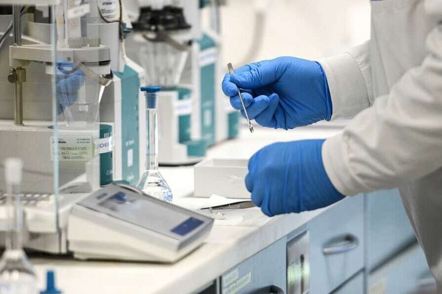 Hallaron un "super anticuerpo" que podría combatir todas las variantes de coronavirus.