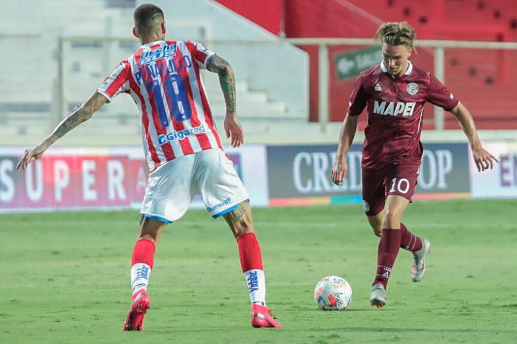 Pedro De la Vega intenta ante el chileno Nicolás Peñailillo.