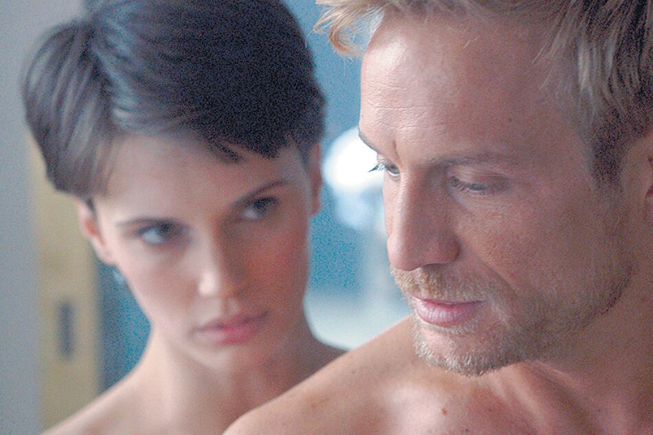 El film sigue a Chloé en un enredado juego con dos hermanos psicoanalistas.