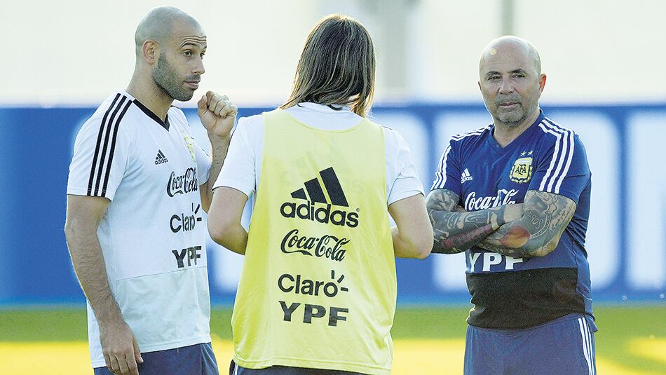 Mascherano intercambia puntos de vista con Sampaoli y Beccacece.