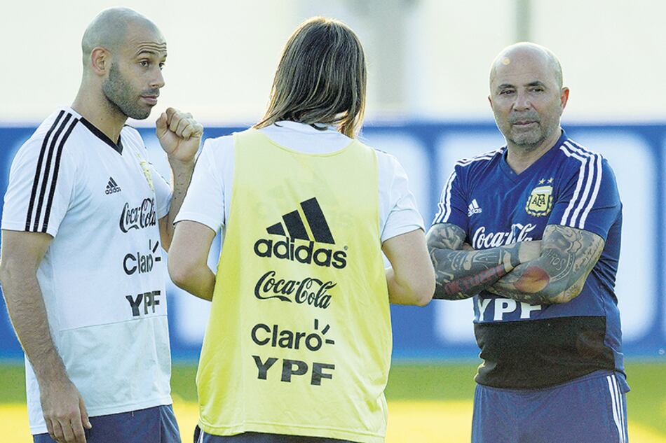 Mascherano intercambia puntos de vista con Sampaoli y Beccacece.