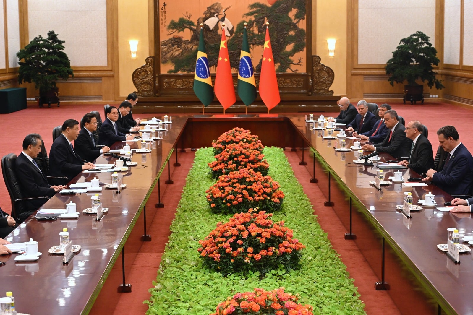 El presidente de China, Xi Jinping, y el vicepresidente de Brasil, Geraldo Alckmin, reunidos en el Gran Palacio del Pueblo de Beijing