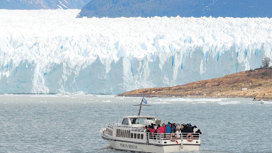 Navegación sobre el lago Argentino frente a la pared glaciaria del Perito Moreno.