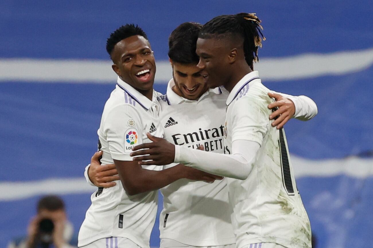 Asensio festeja su gol con Vinicius y  Camavinga