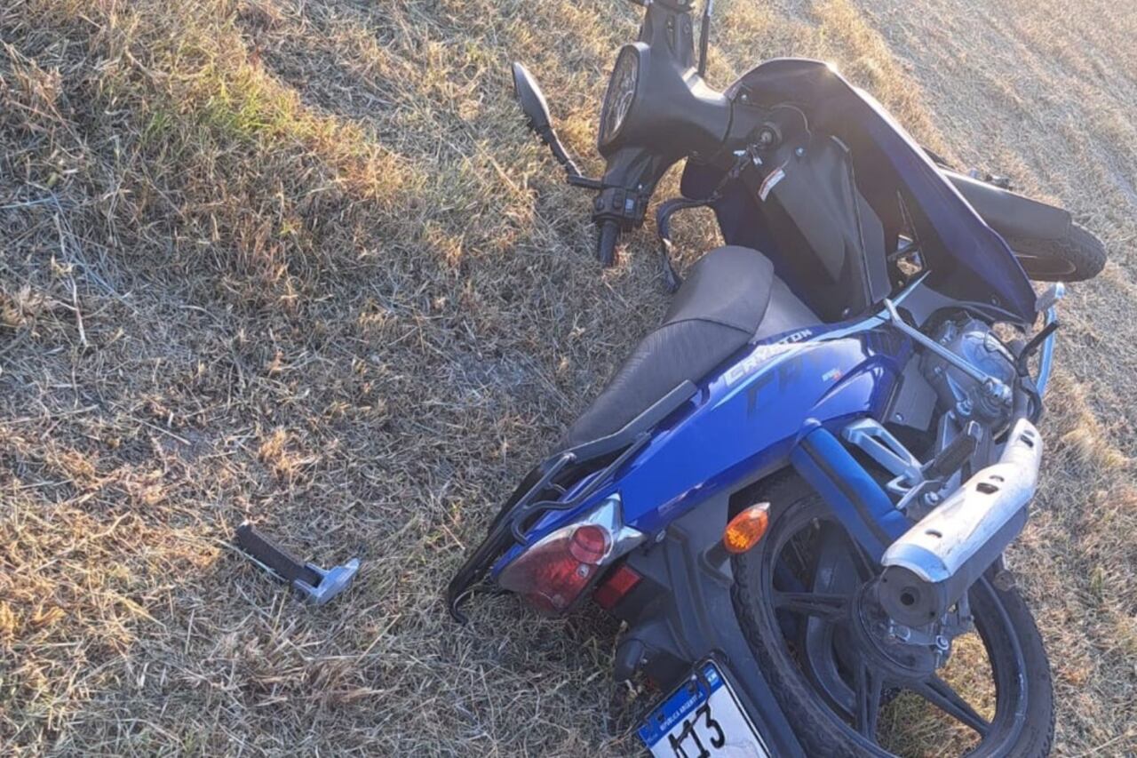 La moto de la víctima quedó en el lugar del crimen.