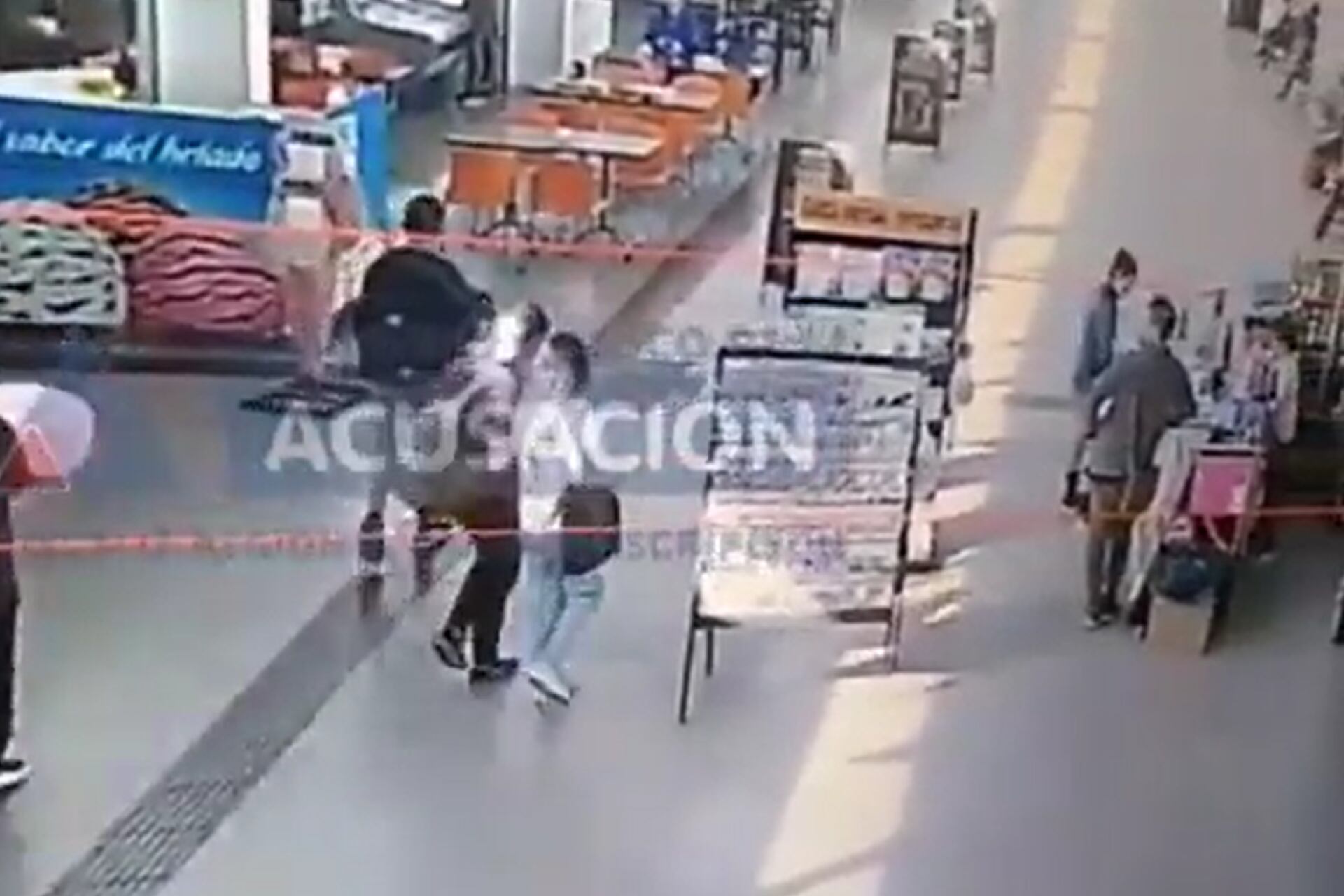 Leandro Lapenta y su novia vistos en las cámaras de seguridad de la terminal de ómnibus. Foto: Captura de video