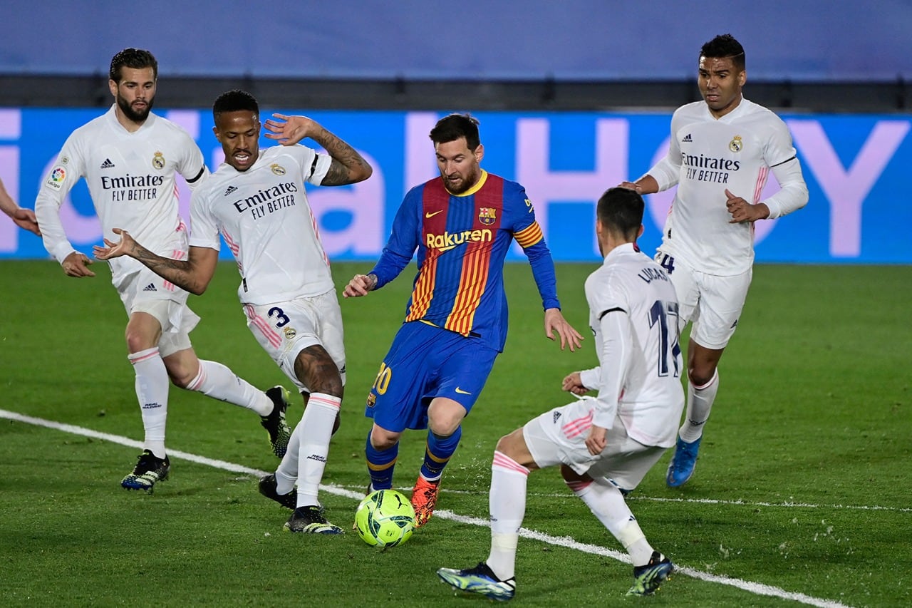 Messi, rodeado por defensores del Real Madrid.