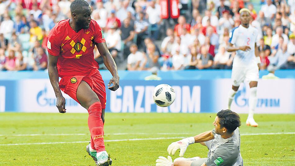 El remate de Lukaku supera al arquero Penedo.
