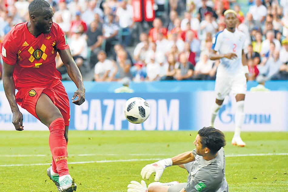 El remate de Lukaku supera al arquero Penedo.