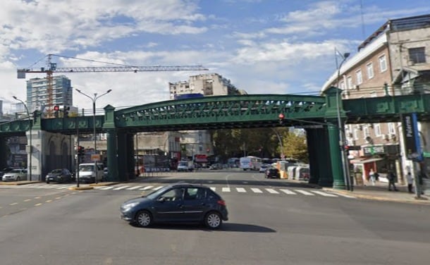 El Puente Pacífico desde el cual cayeron el hombre y la mujer.