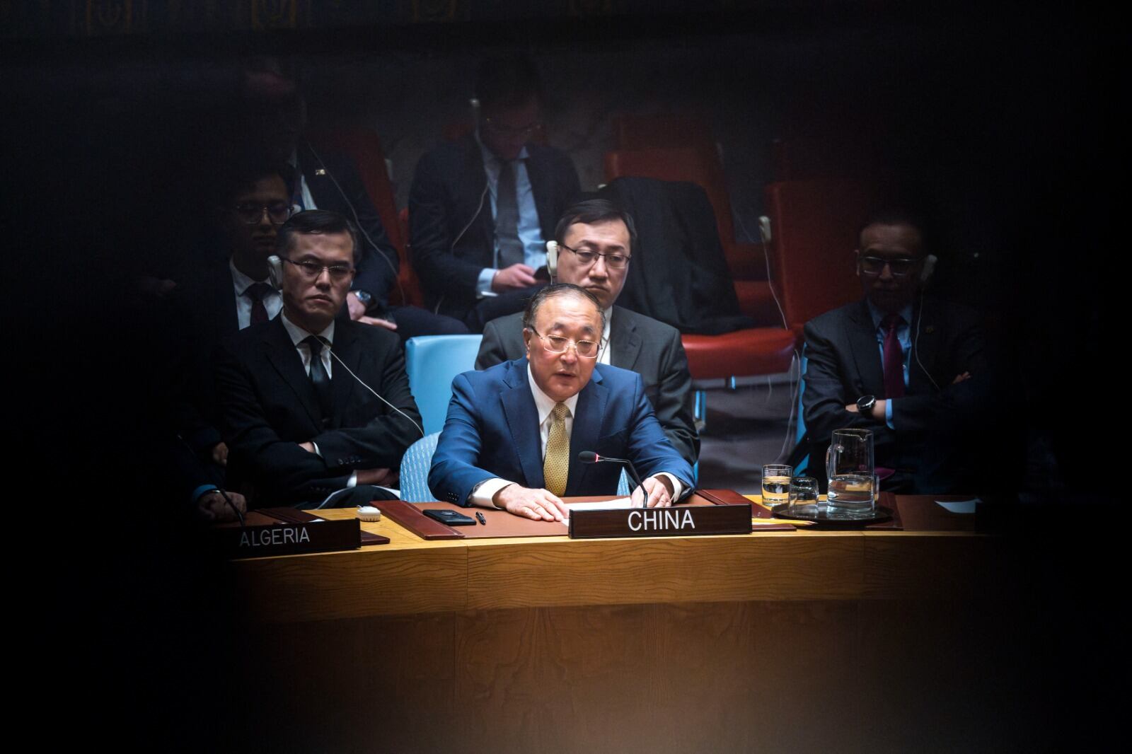 El embajador Chino ante la ONU, Zhang Jun, habla en elConsejo después del veto.