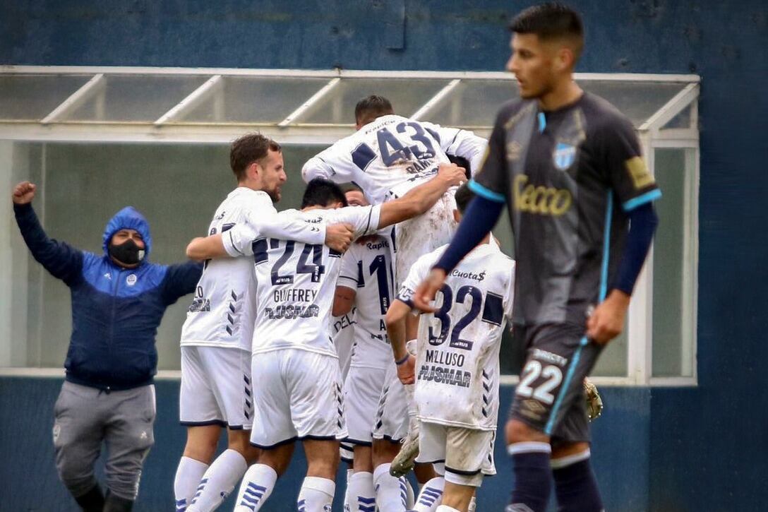 Los jugadores de Gimnasia rodean a Alemán, autor del gol