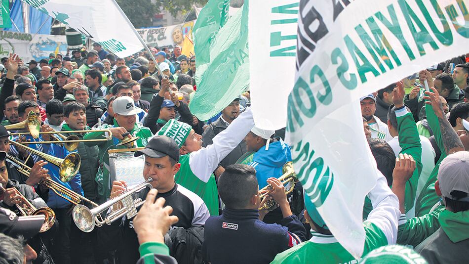 La movilización a Plaza de Mayo fue más breve que otras, pero reunió a una multitud.