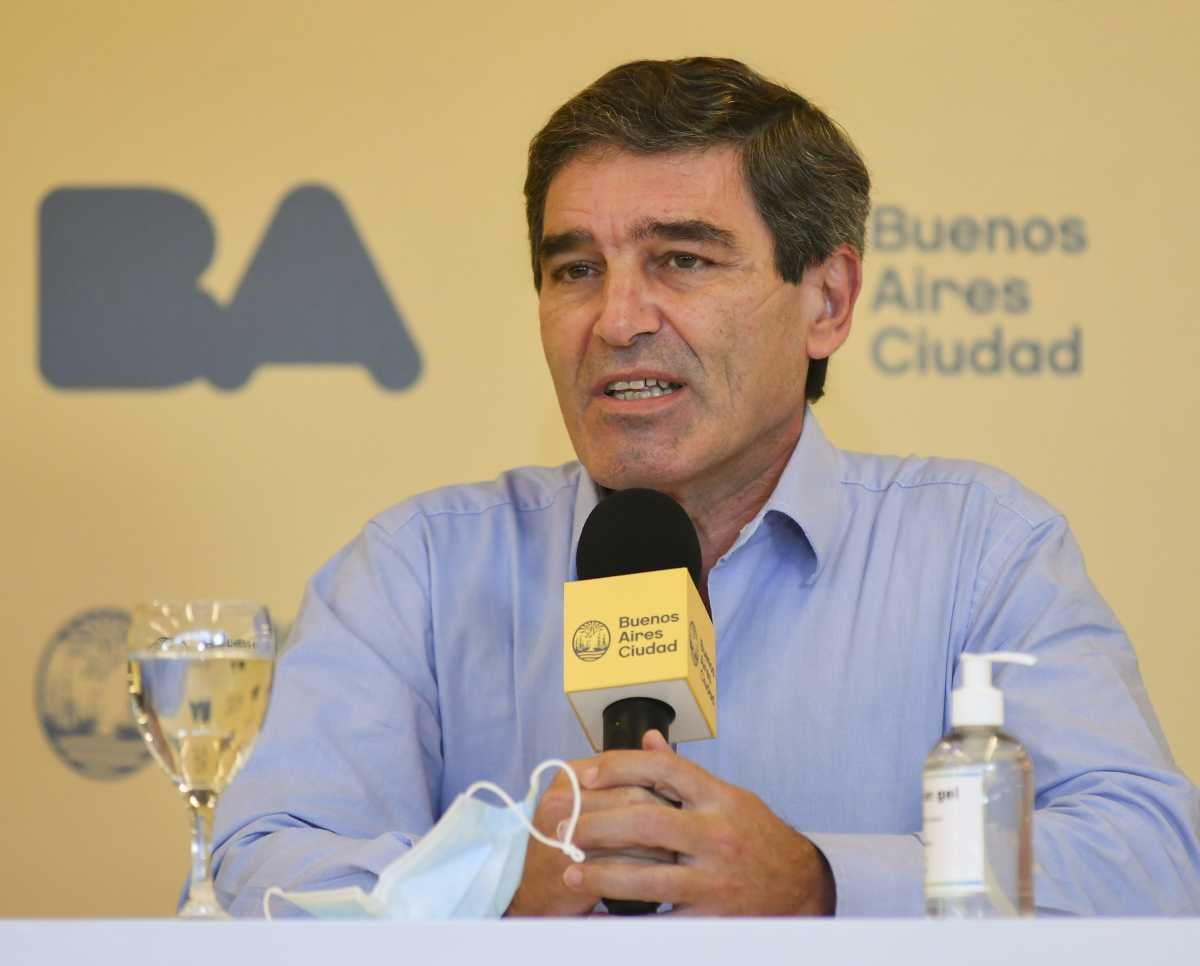 Fernán Quirós adelantó que probablemente antes de otoño se aplique una tercera dosis de vacuna contra la covid.