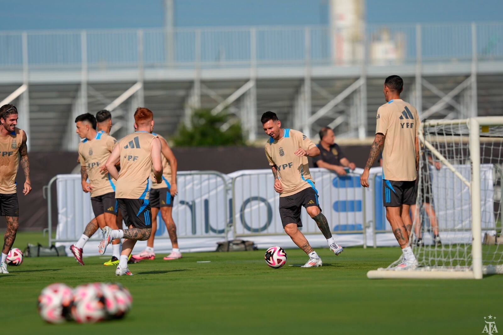 El capitán Messi disfruta del buen clima que hay en el plantel argentino
