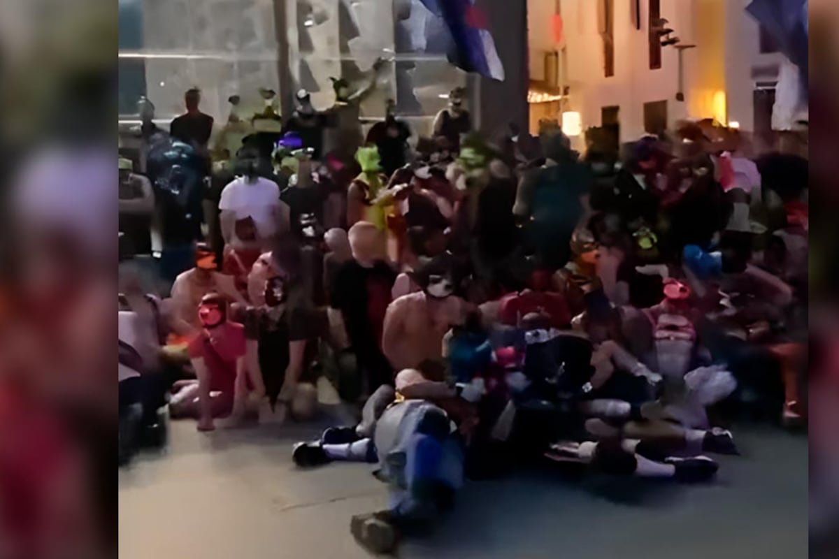 Personas que quieren ser reconocidas como perros, hicieron su reclamo en Berlín. Imagen: captura de video.